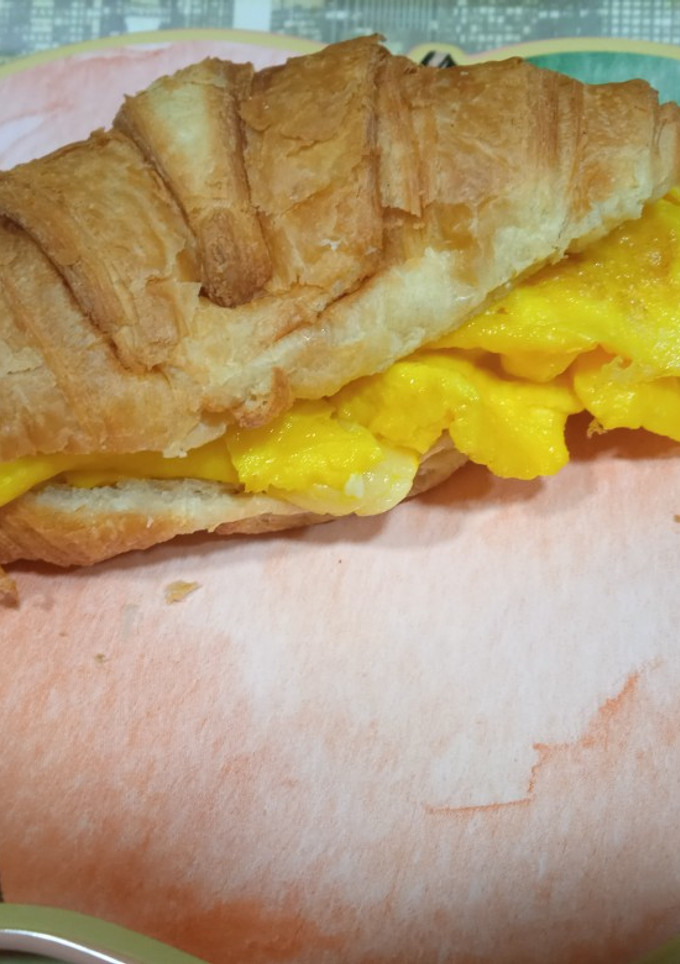 Una foto de Cruasán relleno de tortilla con brie
