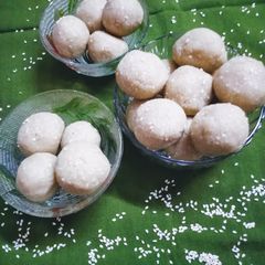 A picture of Til mawa laddu.