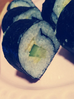 Una foto de Makis de aguacate y pepino
