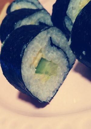 Una foto de Makis de aguacate y pepino