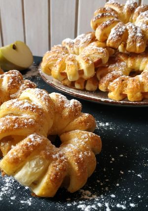Zdjęcie przepisu Ciasteczka francuskie z jabłkiem.