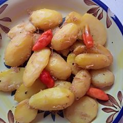 A picture of Fried boiled potatoes in egg.