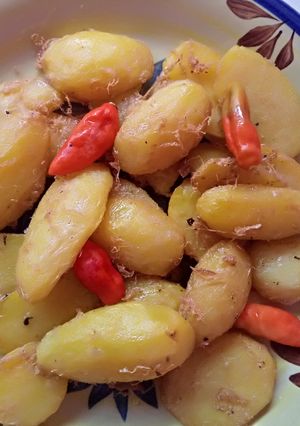 A picture of Fried boiled potatoes in egg.