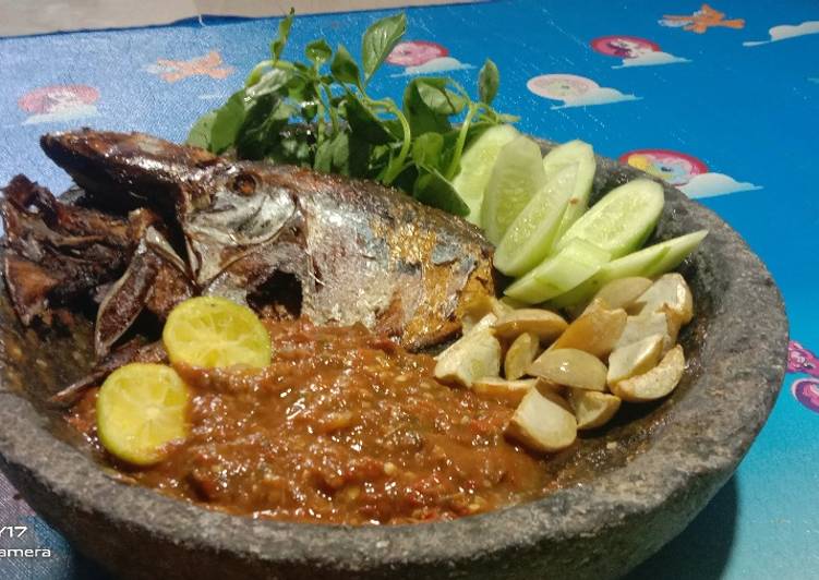 Sambal limau dan ikan asap