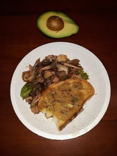 Una foto de Potas de calamar estofadas con setas y aguacate