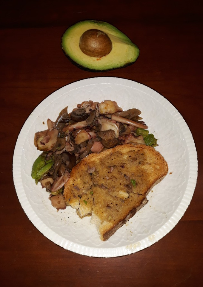Una foto de Potas de calamar estofadas con setas y aguacate