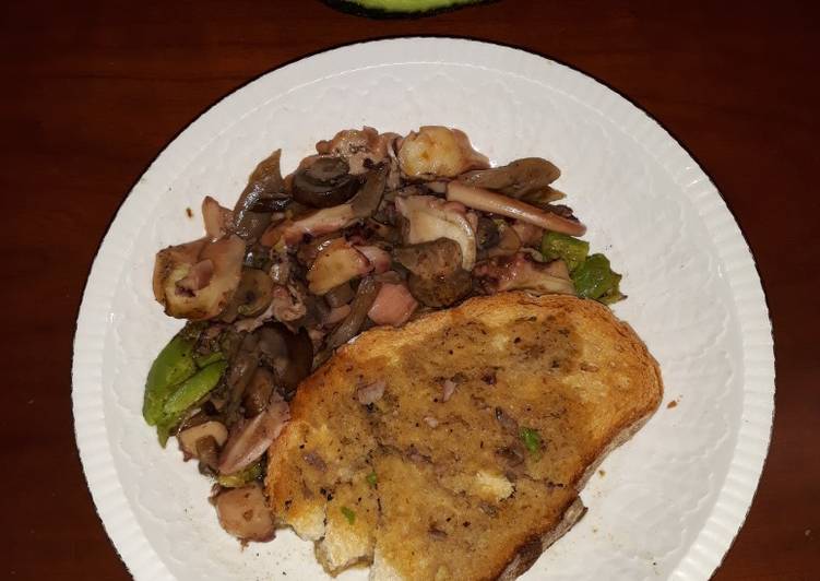 Potas de calamar estofadas con setas y aguacate