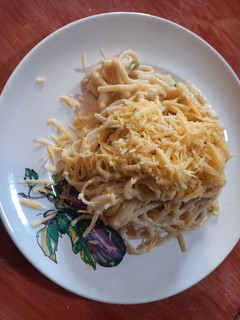 Una foto de Tallarines 🍜 con salsa blanca y cebolla de verdeo