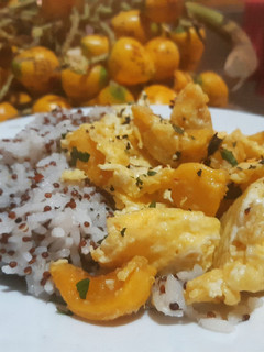Una foto de Arroz con quiona y huevo con pixbae