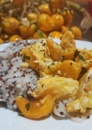 Una foto de Arroz con quiona y huevo con pixbae