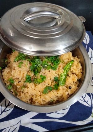 A picture of Golden pulao.
