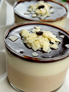 Una foto de Panacotta de café, chocolate blanco y y nutella