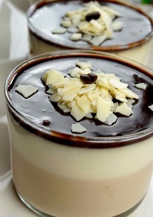Una foto de Panacotta de café, chocolate blanco y y nutella