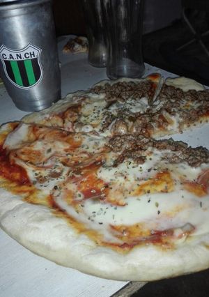 Una foto de Pizza con carne 👌😋