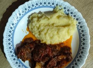 O poză a rețetei Sos cu carne de rață și piure de cartofi.