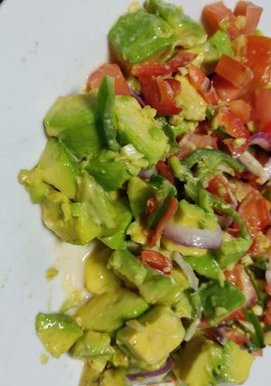 Una foto de Ensalada de aguacate o guacamole