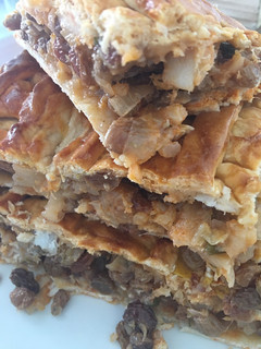 Una foto de Empanada de bacalao y pasas