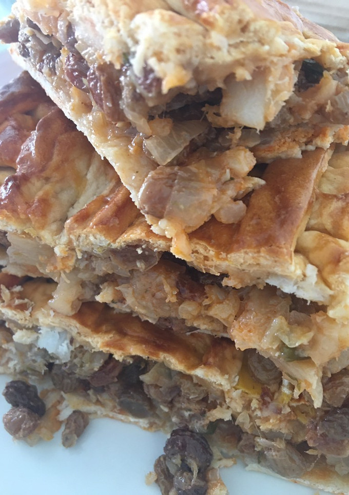 Una foto de Empanada de bacalao y pasas