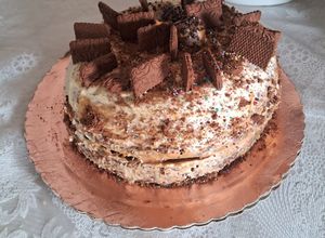 Una foto de Torta de chocolate rellena de doble cremas