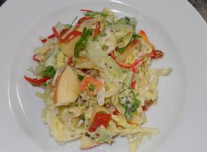 Una foto de Ensalada de repollo con manzana y nueces