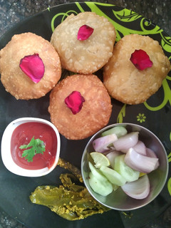 मूंग दाल कचौड़ी (Moong dal kachodi recipe in Hindi) रेसिपी मुख्य फोटो