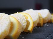 Una foto de postre naranjas y coco