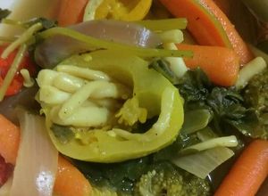 Una foto de Sopa de verduras y chiles