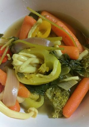 Una foto de Sopa de verduras y chiles