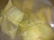 Una foto de tamales con elote y queso