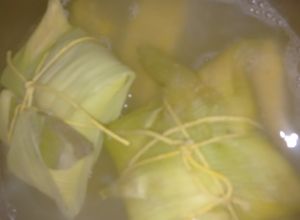 Una foto de Tamales de carne y humita