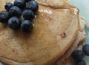 Una foto de Hotcakes de avena veganos♡