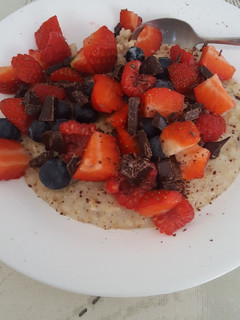 Una foto de Porridge avena, frutos rojos y chocolate