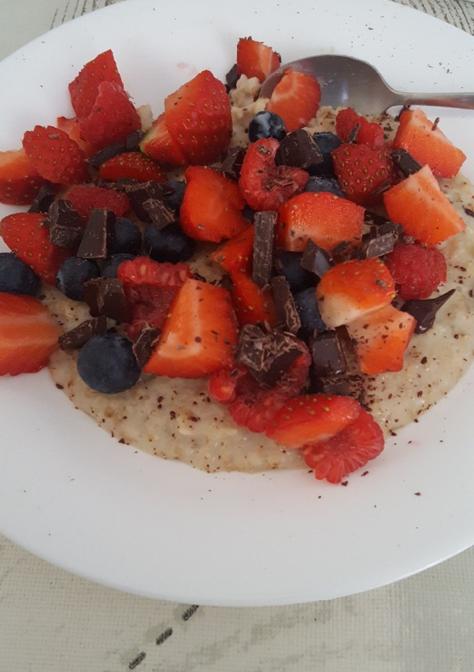 Una foto de Porridge avena, frutos rojos y chocolate
