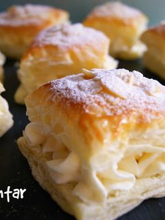 Una foto de Hojaldre relleno de nata - manolitos de nata