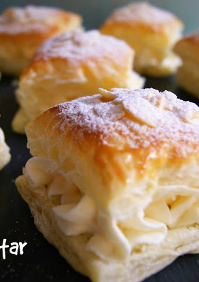 Una foto de Hojaldre relleno de nata - manolitos de nata