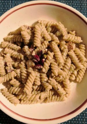 Foto di Fusilli con guanciale e crema pistacchi e noci