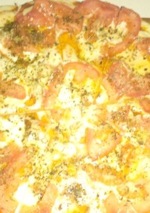 Una foto de 🍕🍅 Pizza con Tomate al ajo y oliva😋