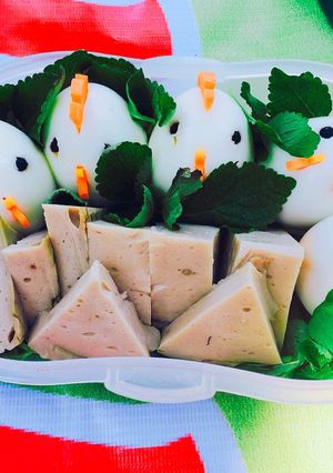 Hình của món Cơm Bento cho bé 2 - Gà con chạy lon ton.