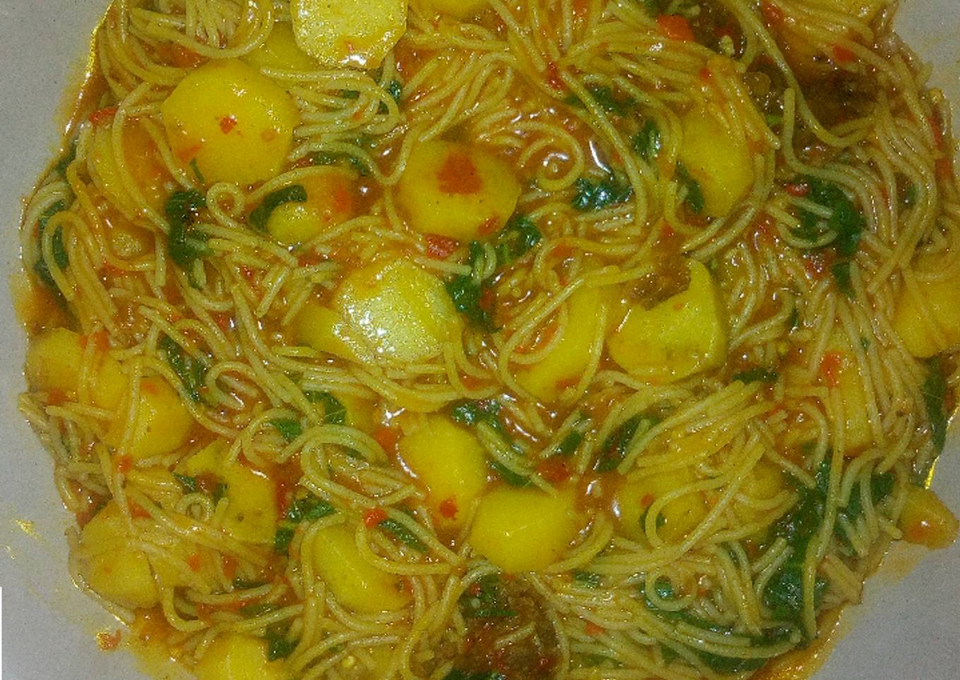 Spaghetti jollof with Irish potatoes