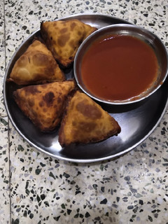 સમોસા (Samosa Recipe in Gujarati) રેસીપી મુખ્ય ફોટો