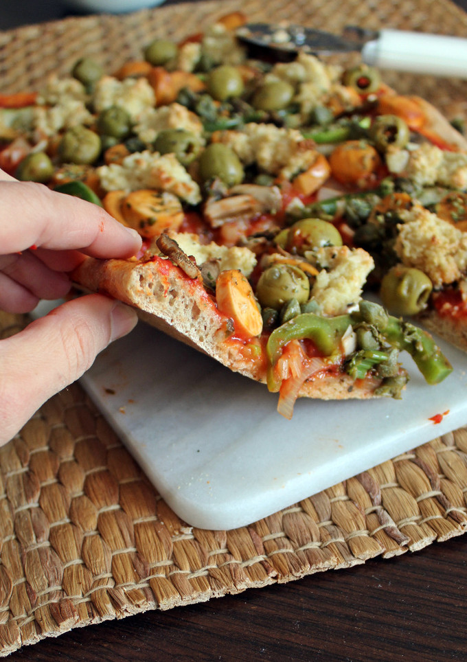 Una foto de Pizza vegana con masa casera