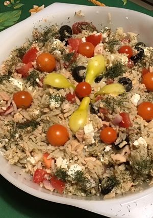Une photo de Salade de riz thon blanc, oignon de roscoff, feta, olives, tomates