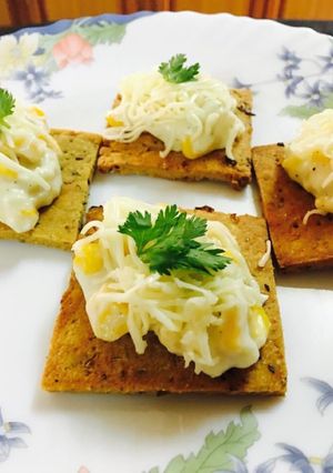 A picture of Moong dal corn crackers.