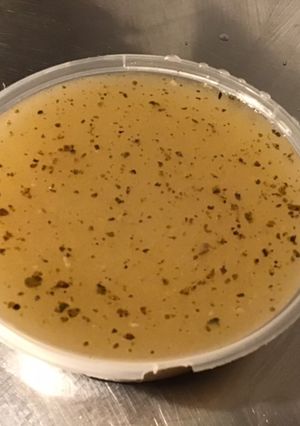 Une photo de Bouillon maison ail oignon et épices