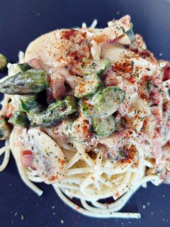 Una foto de Espaguetis con bacon champiñones y espárragos