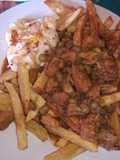 Saltado de pollo a base de salsa de soja con papa y huevo frito