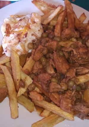 Una foto de Saltado de pollo a base de salsa de soja con papa y huevo frito