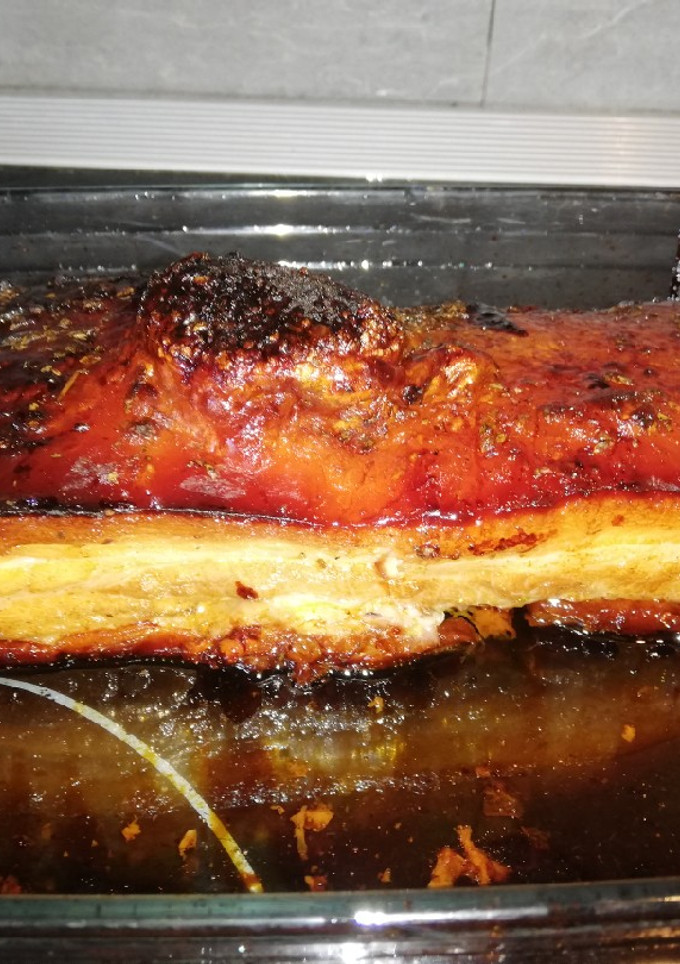 Una foto de Trozo de panceta al horno con macerado de cítricos