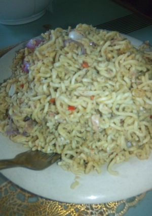 A picture of Fried noodles with sardine.