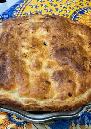 Une photo de Tourte au porc, petits pois, crème et feta